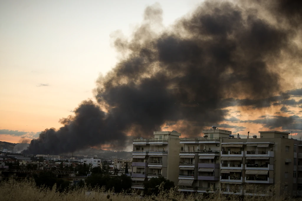 Ωραιόκαστρο: «Θάβουν» τη φωτιά για να περιοριστεί το τοξικό νέφος