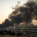 Ωραιόκαστρο: «Θάβουν» τη φωτιά για να περιοριστεί το τοξικό νέφος