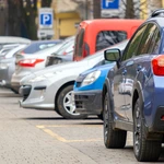 Ψάχνετε πάρκινγκ στην Αθήνα; Η νέα εφαρμογή που σας δείχνει ποιος οδηγός ξεπαρκάρει δίπλα σας