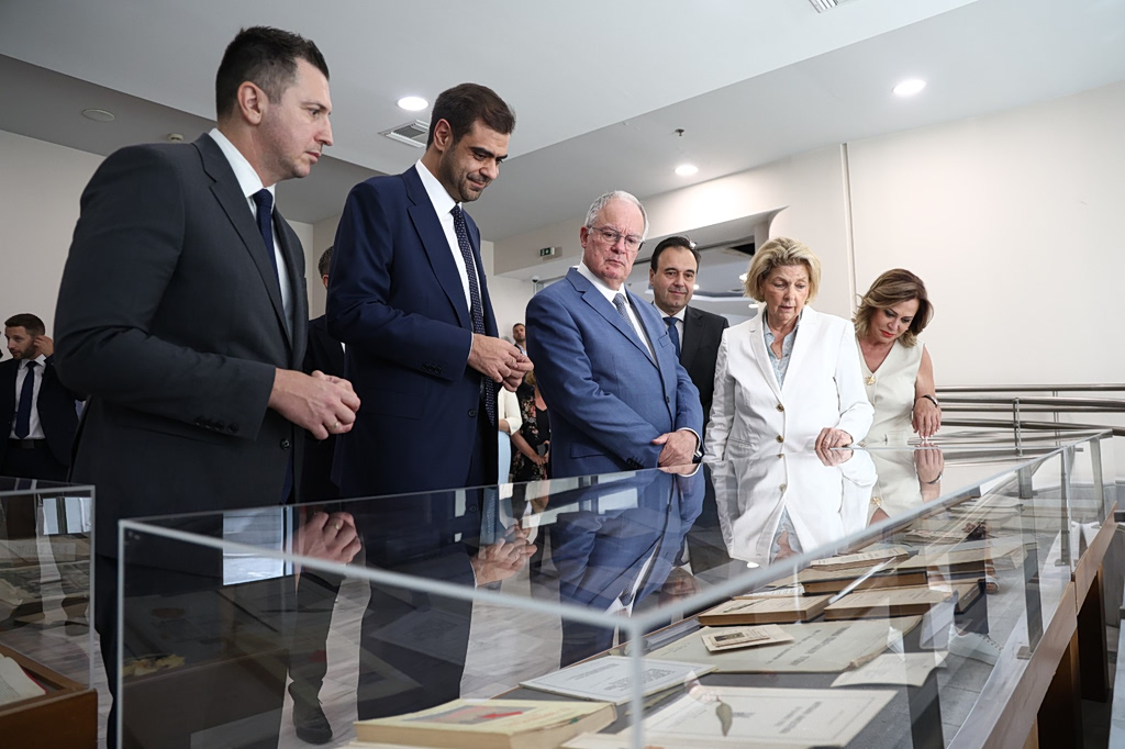 Εμβληματική δωρεά στη Γ.Γ. Επικοινωνίας και Ενημέρωσης