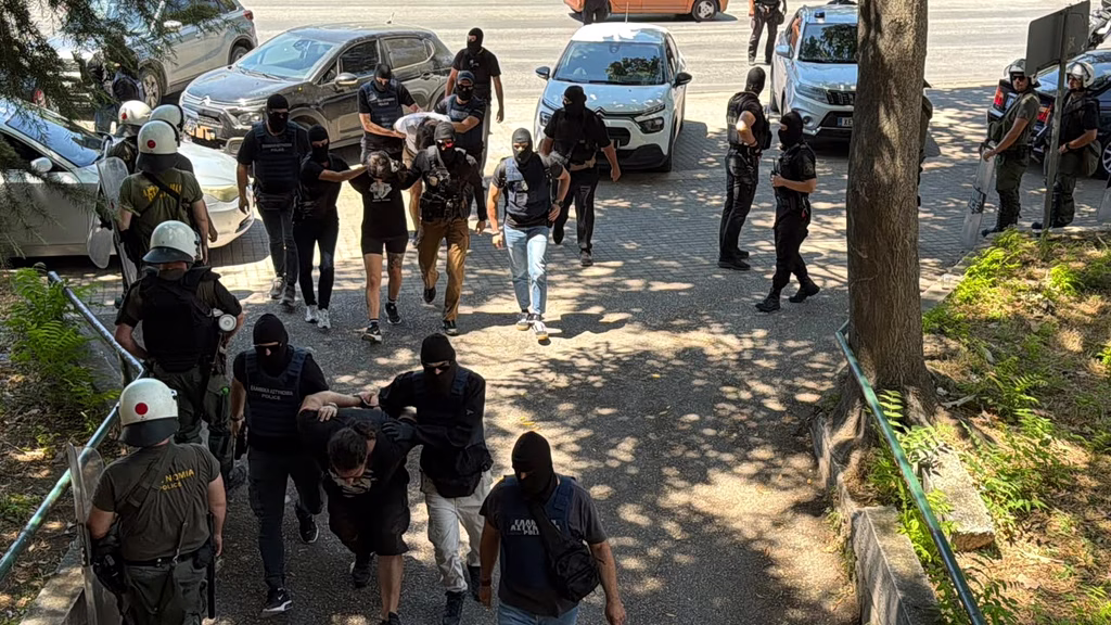 Ενώπιον εισαγγελέα οι τρεις συλληφθέντες για τη φονική εμπρηστική επίθεση στο σπίτι της οικογένειας της Αφροδίτης Νέστορα