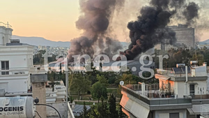 Φωτιά στο παλίο κτίριο του Μπάντμιντον στο Πάρκο Γουδή – Ήχησε το 112 (video)