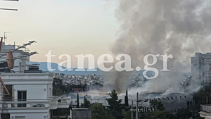 Φωτιά στο παλίο κτίριο του Μπάντμιντον στο Πάρκο Γουδή – Μήνυμα από το 112 για ετοιμότητα (video)