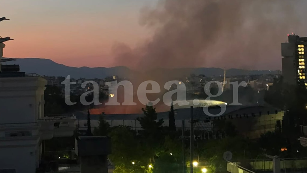 Πάρκο Γουδή: Περιορίστηκε η πυρκαγιά στο παλιό κτίριο του Μπάντμιντον