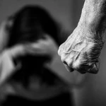 Ξυλοδαρμός εγκύου στην Καλλιθέα: «Κλαίει συνεχώς» – Κατηγορείται για απόπειρα ανθρωποκτονίας και διακοπή κύησης ο σύντροφός της