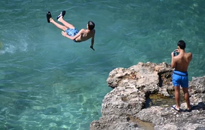 Καιρός: Ζέστη και τοπική αστάθεια την Παρασκευή – Αισθητή αλλαγή του σκηνικού το Σαββατοκύριακο