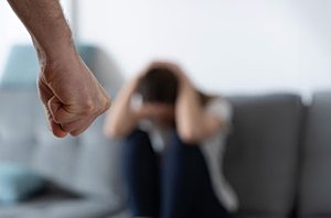 Ρόδος: Εφιάλτης για 17χρονη, καταγγέλλει πολύωρο ξυλοδαρμό από τον σύντροφό της – «Θα σου σπάσω τα δόντια και θα σε κάψω»