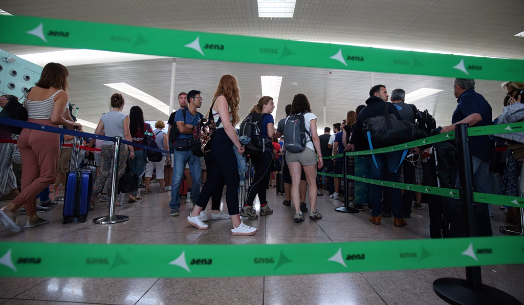 Βαρκελώνη: Συνελήφθη 23χρονος που φώναζε «Αλλάχου Ακμπάρ» στο αεροδρόμιο – Έτρεχαν όλοι πανικόβλητοι (pics)