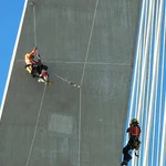 Θεαματικές εικόνες στη γέφυρα Ρίου-Αντιρρίου: Γάλλοι αλπινιστές κρέμονται για εργασίες συντήρησης
