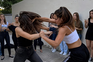 Σοκάρει βίντεο ντοκουμέντο του άγριου ξυλοδαρμού 15χρονης από ανήλικες στο Ηράκλειο