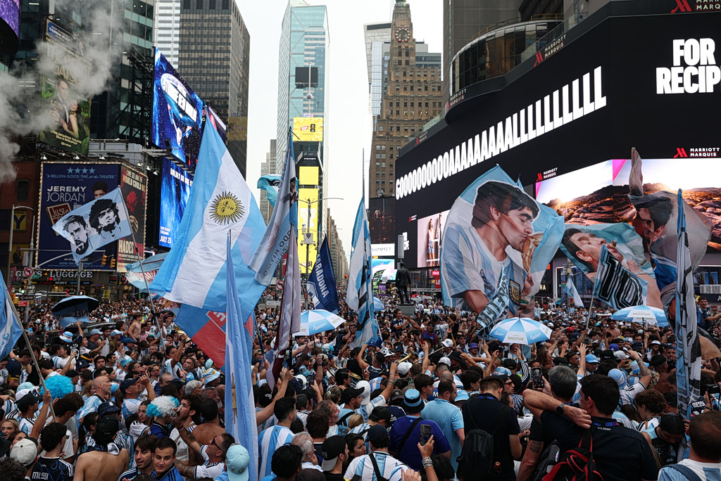Μουντιάλ 2026: Κατακλυσμός της Times Square από Αργεντινούς ενόψει του τελικού (vids)