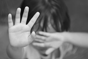 Ρόδος: Για 3 κακουργήματα δικάζεται η 55χρονη που κατηγορείται για την κακοποίηση και βιασμό διδύμων