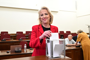 Η Ρένα Δούρου εξελέγη πρόεδρος της Κ.Ο. του ΣΥΡΙΖΑ – 7 ψήφοι υπέρ και ένα λευκό