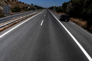 Παραλίγο τραγωδία στην Εγνατία: Τρία αυτοκίνητα κινούνταν ανάποδα – Πώς νταλίκα γλίτωσε τη μετωπική (video)
