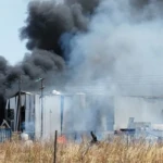 Εκρήξεις και πυρκαγιά σε εργοστάσιο στα Εξαμίλια Κορινθίας – Ένας νεκρός