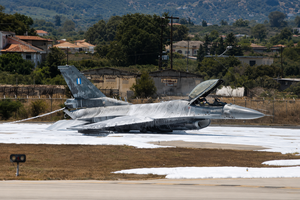 Βίντεο ντοκουμέντο: Η στιγμή που το F-16 τυλίγεται στις φλόγες στη Ζάκυνθο μετά την αναγκαστική προσγείωση