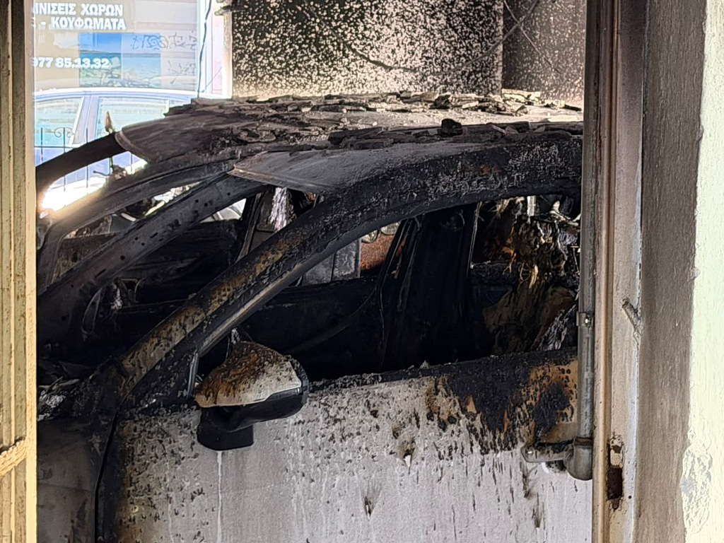 Θεσσαλονίκη: Πυρπόλησαν αυτοκίνητα πολιτευτών της ΝΔ – Πέντε τραυματίες από φωτιά σε πολυκατοικία, μία διασωληνωμένη