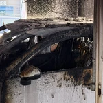 Θεσσαλονίκη: Πυρπόλησαν αυτοκίνητα πολιτευτών της ΝΔ – Πέντε τραυματίες από φωτιά σε πολυκατοικία, μία διασωληνωμένη