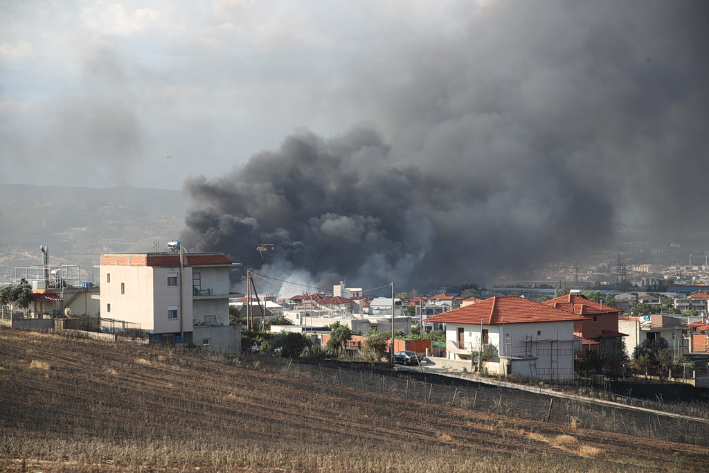 Ωραιόκαστρο: Ξεκίνησαν από αέρος ρίψεις νερού – Στις φλόγες εργοστάσια, ζημιές σε σπίτια και επιχειρήσεις