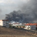 Ωραιόκαστρο: Ξεκίνησαν από αέρος ρίψεις νερού – Στις φλόγες εργοστάσια, ζημιές σε σπίτια και επιχειρήσεις