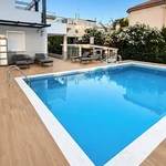 Κύκλωμα φοροδιαφυγής άνω των 17 εκατ. ευρώ αποκάλυψε η ΑΑΔΕ – Δήλωνε άστεγη αλλά μένει σε βίλα με πισίνα (φωτό & video)