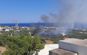 Συναγερμός σήμανε στην Ιεράπετρα για φωτιά που ξέσπασε μια «ανάσα» από ξενοδοχείο (video)