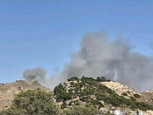 Βελτιωμένη είναι η εικόνα της φωτιάς σε δύσβατη περιοχή μεταξύ Χρούσου και Σκάλας Ερεσού στη Λέσβο