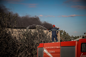 Φωτιά στο Ωραιόκαστρο: Ξεκίνησαν από αέρος ρίψεις νερού – Στις φλόγες εργοστάσια, ζημιές σε σπίτια