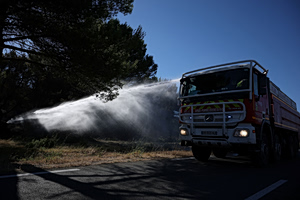 Μαίνεται η φωτιά στην νότια Γαλλία για δεύτερη μέρα – Κίνδυνος αναζωπύρωσης λόγω ισχυρών ανέμων(pics/vid)