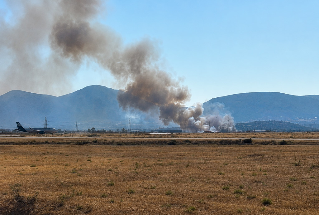 Φωτιά στο Κορωπί: Καλύτερη εικόνα, νωρίτερα ήχησε το 112, σηκώθηκαν και εναέρια μέσα