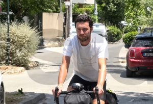 Έκανε τον γύρο της Ευρώπης με ποδήλατο και τον έκλεψαν στο Μενίδι