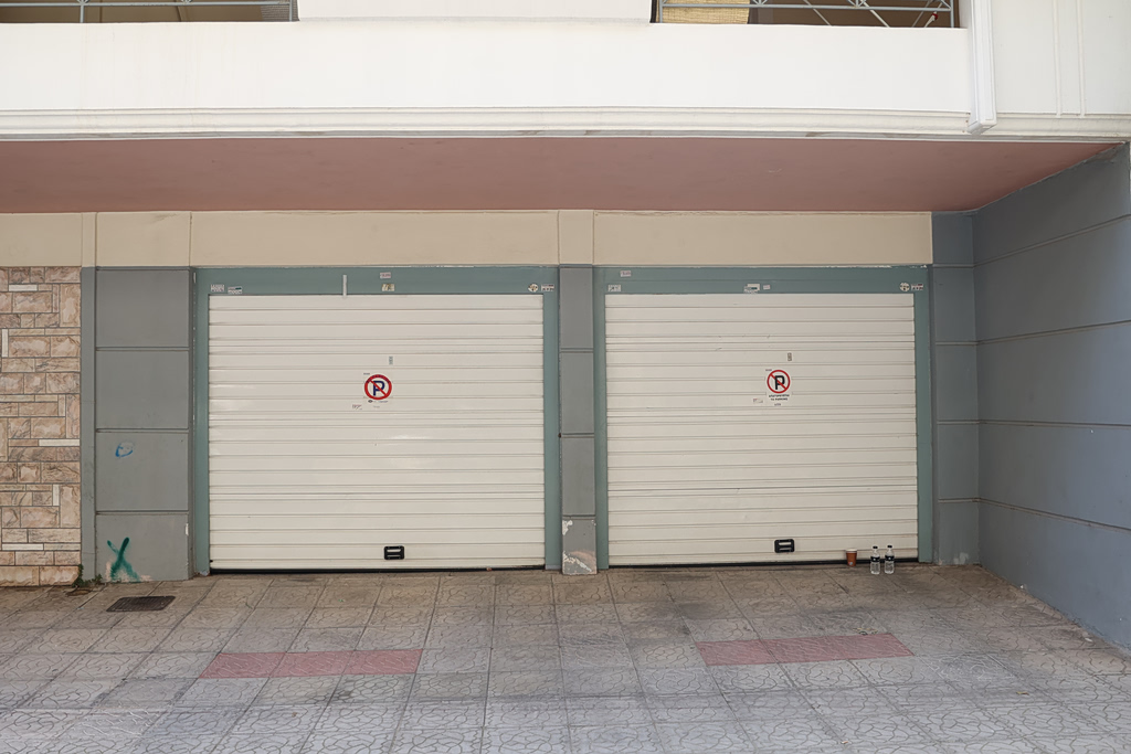 Θρίλερ στον Πειραιά: Ζευγάρι βρέθηκε νεκρό σε αυτοκίνητο σε γκαράζ σπιτιού