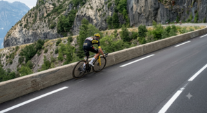 Γύρος της Γαλλίας: Σοκαριστική πτώση ποδηλάτη – Τα δίχτυα του έσωσαν τη ζωή (vid)