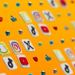«Παγκόσμιος» πόλεμος για την ηλικία στα social media