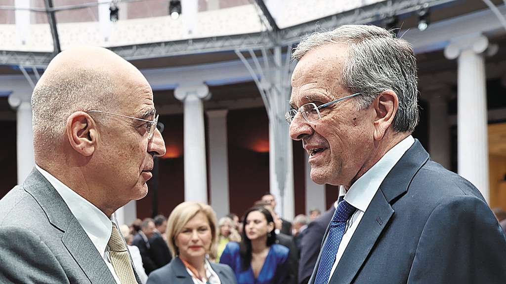 Διπλό «μπλόκο» στα σενάρια για πρωθυπουργό Δένδια
