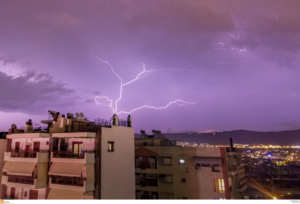 Καιρός: Σε “red code” 11 περιοχές μεταξύ των οποίων και η Αττική για ισχυρά φαινόμενα – Καταιγίδες, βροχές και χαλάζι