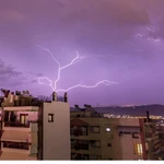 Καιρός: Σε “red code” 11 περιοχές μεταξύ των οποίων και η Αττική για ισχυρά φαινόμενα – Καταιγίδες, βροχές και χαλάζι