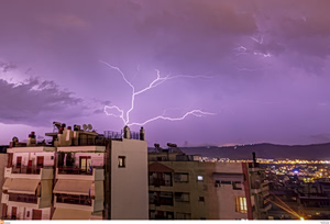Καιρός: Σε “red code” 11 περιοχές μεταξύ των οποίων και η Αττική για ισχυρά φαινόμενα – Καταιγίδες, βροχές και χαλάζι