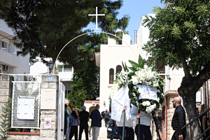 Συγκίνηση στο τελευταίο αντίο στον Λορέντζο Καριέρε – Συγγενείς και φίλοι δίνουν το παρών