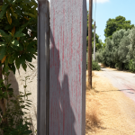 «Έβρεξε»… κόκκινο στην Άνοιξη:  Μυστηριώδης ουσία κάλυψε ολόκληρα σπίτια