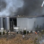 Κορινθία: Τι ερευνούν οι Αρχές για την έκρηξη στο εργοστάσιο με ένα νεκρό – Οι αναθυμιάσεις της δεξαμενής και τα μέτρα ασφαλείας
