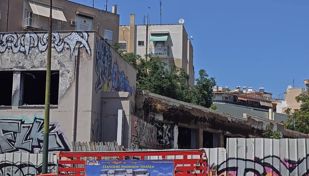 Φρίκη στην Κυψέλη – Άστεγος βρήκε βαλίτσα με διαμελισμένο πτώμα σε εγκαταλελειμμένο κτίριο