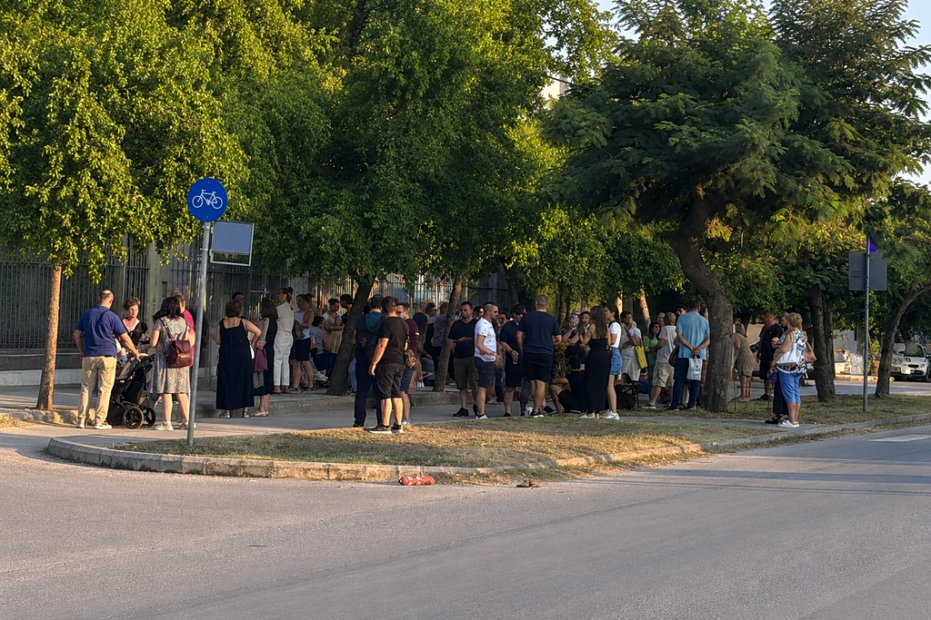 Λάρισα: Στην ουρά από το ξημέρωμα για έκδοση διαβατηρίων – Μέχρι πότε η προθεσμία πριν αλλάξουν οι ταυτότητες