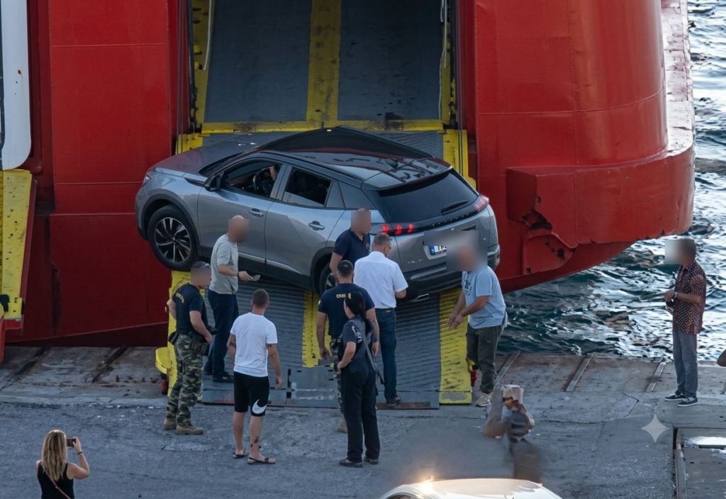 Αναστάτωση στο λιμάνι της Ραφήνας: Αυτοκίνητο σφήνωσε στον καταπέλτη πλοίου