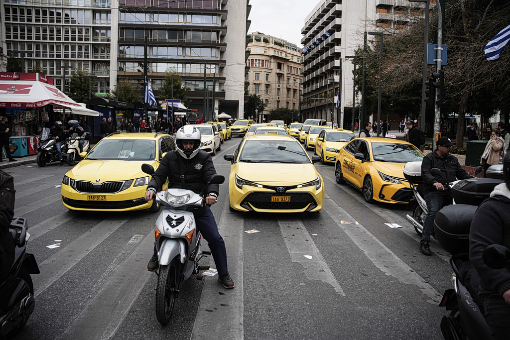 Σύλληψη τεσσάρων οδηγών ταξί για υπερχρέωση επιβατών στο λιμάνι του Λαυρίου