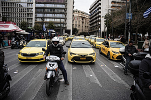 Σύλληψη τεσσάρων οδηγών ταξί για υπερχρέωση επιβατών στο λιμάνι του Λαυρίου