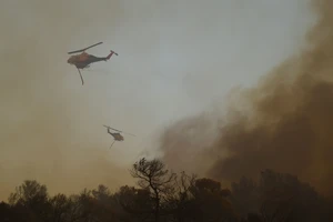 Συναγερμός στη Ρόδο για φωτιά στον Ατάβυρο – Στη μάχη επίγειες και εναέριες δυνάμεις