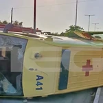 Τροχαίο στα Χανιά: Η στιγμή που το ασθενοφόρο τουμπάρει μετά τη σύγκρουση με το αυτοκίνητο