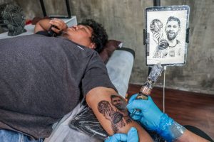 Η «τρέλα» για τον Μέσι έφτασε μέχρι την Ταϊλάνδη – Τατουάζ με τον Αργεντινό να σηκώνει το Μουντιάλ (pics)