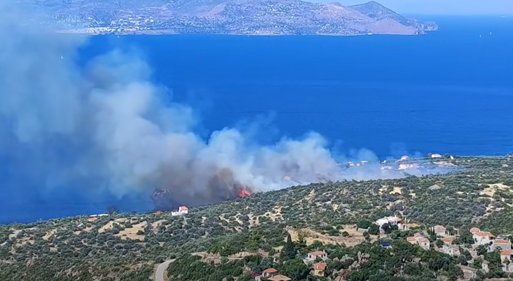 Σε εξέλιξη φωτιά στα Μέθανα – Στη μάχη και εναέρια μέσα